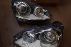 VW ゴルフ5のヘッドライトカバー交換 これが作業前の状態です。うっすらレンズが黄ばんでいる状態ですが、それほど状態は悪くありません。ただ販売車両としてはちょっとマイナス要因です。