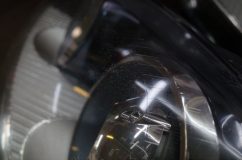 VW ゴルフ5のヘッドライトカバー交換 細かい傷や劣化が出ています。当然研磨と塗装でも施工可能ですが、今回は部品をすでに用意されているということで交換させていただきました。