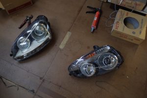 VW ゴルフ５のヘッドライトカバー交換