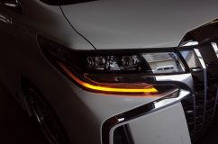 30後期アルファードのヘッドライト&テールランプシーケンシャル加工 フロントウィンカーはもともと1個のLEDを拡散させて棒状に見えるように点灯させています。明るさは十分なのですが目尻の方まで光が届いていません。今回シーケンシャル化するのでLEDを片側16発仕込みます。