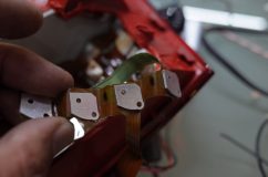AUDIのテールランプ修理~ 結局すべてのLEDをチェックして問題ないことが判明。諦めかけていたときフィルム基板を見て愕然。熱損で電子部品が脱落していることが判明しました。代替部品に交換して無事修理完了です。