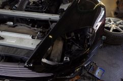 アストンマーチン V8ヴァンテージのヘッドライトウィンカー修理 今回初めてヘッドライトの脱着を行いましたが、予想以上に大変でした。タイヤとハウスを外して吸気ダクトを外し、各種センサーを外してやっと空間が確保できます。そこから知恵の輪状態でユニット取り外しを行いました。