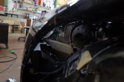 アストンマーチン V8ヴァンテージのヘッドライトウィンカー修理 当初どうやって外すのかわからず途方に暮れていましたが、なんとか外すことができました。