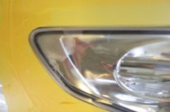 V36スカイラインのヘッドライトクリーニング おそらく新車時にガラス系のコーティングが施工されていると思われますが、劣化により剥がれています。この上に塗装を行うと縮みが発生するので、完全にペーパーで除去する必要があります。