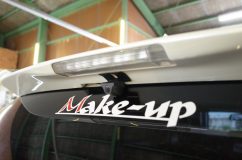 プリウスアルファのリアカメラ&ミラーモニター取り付け カメラはできるだけ車両の上部に設置します。