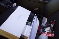 プリウスアルファのリアカメラ&ミラーモニター取り付け この商品は結構高めの値段で、約20,000円程度とのこと。