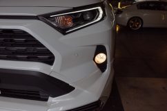  フォグはメーカーLEDだと暗いと評判なので、あえてのハロゲン仕様で注文とのこと。外品LEDに交換して爆光仕様です。 