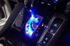 30アルファードの持ち込み商品取付作業~ シフトゲートはかなり明るめです。 走行のじゃまにならないか心配です。