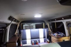  室内灯もハイエース専用品でめちゃくちゃ明るい 