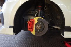  これまでは刷毛塗で施工していたが、今回はスプレーで塗布した。 