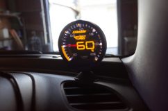  TRUSTが販売する「GReddy」というメーター。定価7万円という高価格だが、有機ELとアナログメーターのコラボで非常に目を引く。 