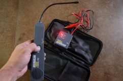R32スカイラインのオーディオ入れ替え他LED作業 配線テスターで調査。非常に優れた機械で、配線の行き先を探知できる。使い方によってはショート箇所も検知可能。リアまでの配線は確認でき、その先の配線修理で解決できた。