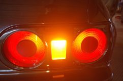 R32スカイラインのオーディオ入れ替え他LED作業 ウィンカーのLED化にはハイフラ対策が必要。昔の車両のためリレー交換で対策する。
