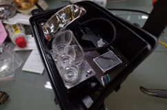50プリウスのデイライト修理 しょぼい接着剤のおかげで綺麗に殻割り出来ました。中の基板も全然違いますね。