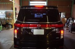 E52エルグランドのテールランプ4灯化加工 もともとのブレーキは下の部分ですが、どう考えても上の赤レンズの方がかっこいいでしょう。