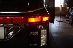 E52エルグランドのテールランプ4灯化加工 下のクリアレンズの部分はスムージングしてもかっこいいかもしれませんね。