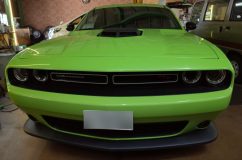 新型ダッヂ チャレンジャーのセキュリティーインストール V8 6.4Lのモンスターマシーンで、カラーも珍しい「サブライムグリーン」という伝説のカラーです。1970年から採用されているらしく、それにしても車幅広い!