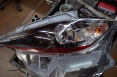 マツダ ロードスターのヘッドライト加工~ 早速ヘッドライトを外してから割ります。近年のヘッドライトの傾向とは真逆でかなり小さくシンプルです。