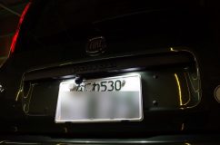 FIAT パンダのヘッドライト他LED化施工 以前のパンダもそうでしたが、なぜかライセンスランプだけは警告灯が出ます。内張りを剥がして配線途中に抵抗を取り付けしました。