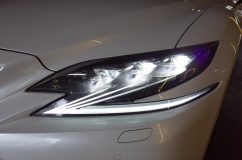 レクサスLSのドラレコ&レーダー&走行TV加工 ヘッドライトも3連のLEDで、形状も複雑。どこからどこがヘッドライトでフェンダーなのかも不明です。