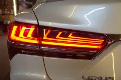 レクサスLSのドラレコ&レーダー&走行TV加工 テールランプもふんだんに「L」が乱用されています。
