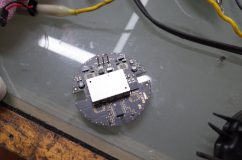 ポルシェのデイライトをもっと白く!! 中をバラして確認すると、LED点灯させるだけなのに非常に多くの構成部品があり、かなり複雑そうなのでLEDはこのままでいきましょう。