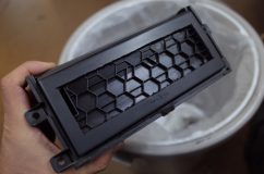 C25セレナの車内装飾加工~ 発光プレートをインストールするために蓋の部分をくり抜きます。中はハニカム構造になっていて、アクリルプレートを入れるためにすべて取り除きます。