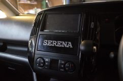 C25セレナの車内装飾加工~ 発光プレートを入れ込んだら、その上に社名プレートを貼り付けます。書体はお客様ご指定でフリーフォントを使いました。