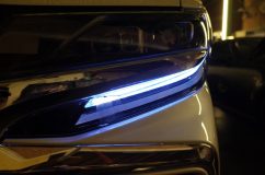 30アルファード後期型のヘッドライトをクローズアップ。スモール部分にNeoPixelが青系のグラデーションで幻想的に点灯している様子。
