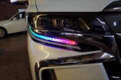 30アルファード後期型 シーケンシャル&NeoPixel加工 付属の簡易コントローラーを使用すれば、約300種類もの多彩な点灯パターンを切り替えることが可能です。もちろん、お好みの単色で固定して点灯させることもできます。