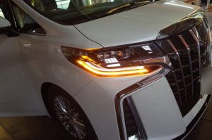３０アルファードのウィンカー延伸とデイライト強発光化施工