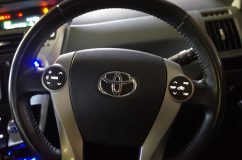 プリウスアルファのパネル類のLED色替え(打ち替え) ステアリングは他よりも若干暗くなっています。これは夜間走行時に運転者の邪魔にならないように配慮されています。