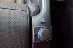  リアシートにUSB充電が無いのが不便ということで、シート電源から分岐して取り付けしました。 
