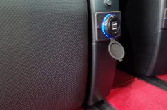  シート側には常時電源しか無いため、スイッチが必要です。 