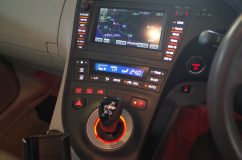 30プリウスの打ち替え仕様変更とインナードアハンドルイルミ施工 前回施工のナビパネルは少し赤色が多いようです。