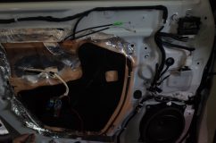  純正品はモーター稼働中でもドアオープン可能ですが、今回の商品は稼働中はオープンできません。動作音も少しチャッチかなというぐらいで、それ以外は何も問題ありませんでした。 