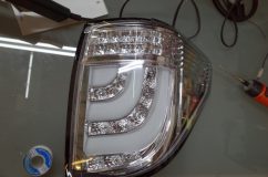 20アルファード社外品テールランプの修理 LEDテールは球切れするとアッセンブリー交換となるため、修理する方が格段に安くなります。