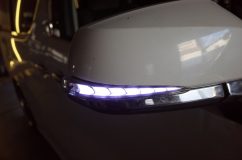 30後期アルファードのAVEST ヴァーティカルアロー取り付け スモールランプ点灯時には白色に光るよう配線処理を行いました。