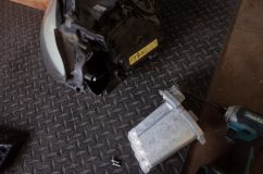  ヘッドライトを外してウィンカーユニットを分離するとアイライン用のLEDがありました。白色のLEDに打ち替えしました。 