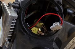  続いてイカリングのハロゲンランプ交換です。ここはH8のハロゲンランプが使われています。LEDに交換するだけなのですが・・・。 