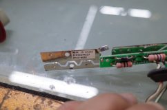 ハイエースのハイマウントストップランプ修理 やっぱりここにもMade in china発見。エンジンブロックのひび割れや基盤故障など、生産工程の不具合による原因が多い理由です。今回もLED切れではなくはんだクラックが原因です。