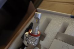 20系アルファードのヘッドライトを明るくします。 従来のハロゲン置き換えタイプのLEDだと、配光を考慮するあまりデッドポイントができるため、プロジェクターに取り付けた際に影になる部分がありました。