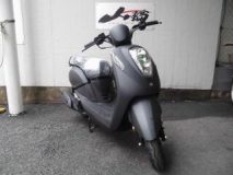  もともと結構かわいいデザインの車両なので、ヘッドライトのメッキもかなり大きめです。 