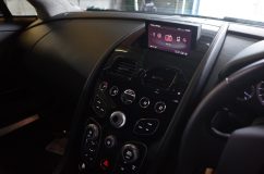 アストンマーチンのバックフォグランプ加工 インパネ周りも、いかにもレーシングカーのような雰囲気です。
