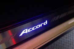 アコードワゴンのサイドステップガーニッシュ色変更 純正は青色でかなりきれいに発光しています。防水が完全にされているので、バラす際には注意が必要です。また、文字の裏はなるべく触らない方がベストです。透けて見えるとブサイクになります。