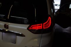 フリードのアンビエントライト打ち替え テールランプの4灯化は、人気の定番カスタムです。