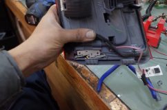  早速テールを外してLEDを取り出します。LEDを新品に交換します。簡単に書いていますが水が入らないように後処理もしないといけないので、けっこう大変です。 