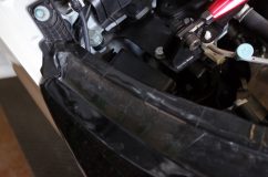 フリードのヘッドライトインナー塗装と各種ガーニッシュ取り付け 防水でかなり苦労された形跡があります。