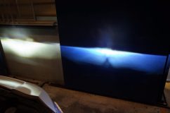 リーフにLEDヘッドライトインストール 特徴は右側が位置を重視したタイプ。光源のピーク位置が真ん中に集まっており理想的な配光ですが、下の部分にハの字の影ができます。