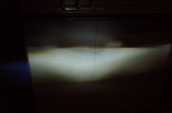 リーフにLEDヘッドライトインストール こちらは光源の死角をなくしたタイプ。位置がずれるため、ピークの位置がすこし下にきています。ただ照らす範囲も広くなっており、体感的にはこちらのほうが明るく感じると思います。